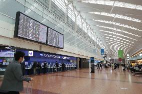 Haneda Airport quiet due to new coronavirus